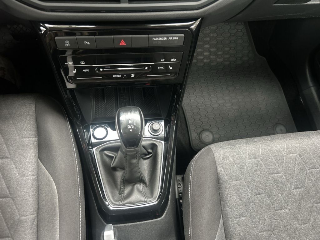 Fahrzeugabbildung Volkswagen T-Cross 1.0 TSI DSG Life ACC LED IQ.Drive SHZ R-Kam