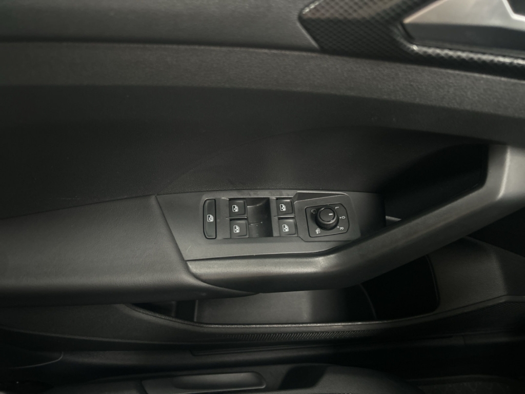 Fahrzeugabbildung Volkswagen T-Cross 1.0 TSI DSG Life ACC LED IQ.Drive SHZ R-Kam
