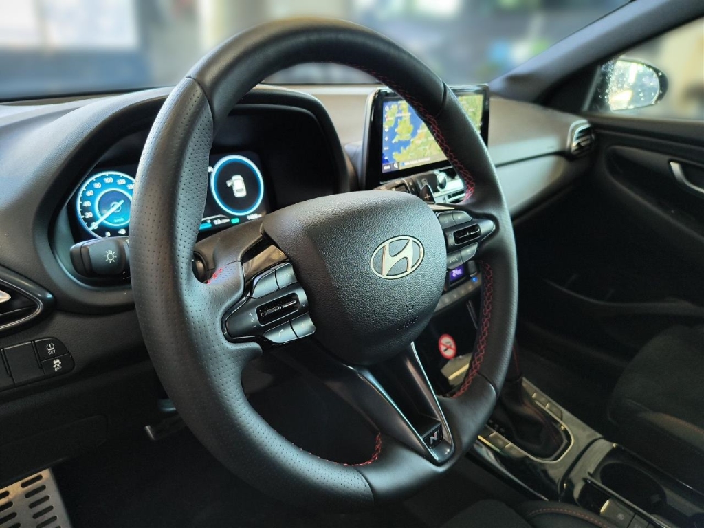 Fahrzeugabbildung Hyundai i30 FL Kombi 1.5 T-GDI 48V DCT N-Line Sitz-Paket MY25 Sportpaket Navi Digitales Cockpit