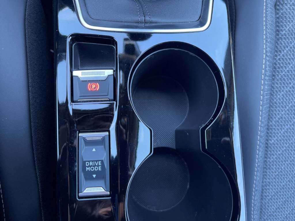Fahrzeugabbildung Peugeot 2008 Allure LED PDC Kamera Alu 17