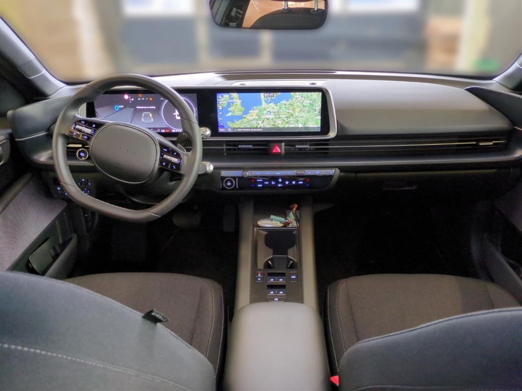 Fahrzeugabbildung Hyundai IONIQ 6 53kWh 2WD DYNAMIQ inkl.Winterräder Navi Digitales Cockpit LED ACC El. Heckklappe