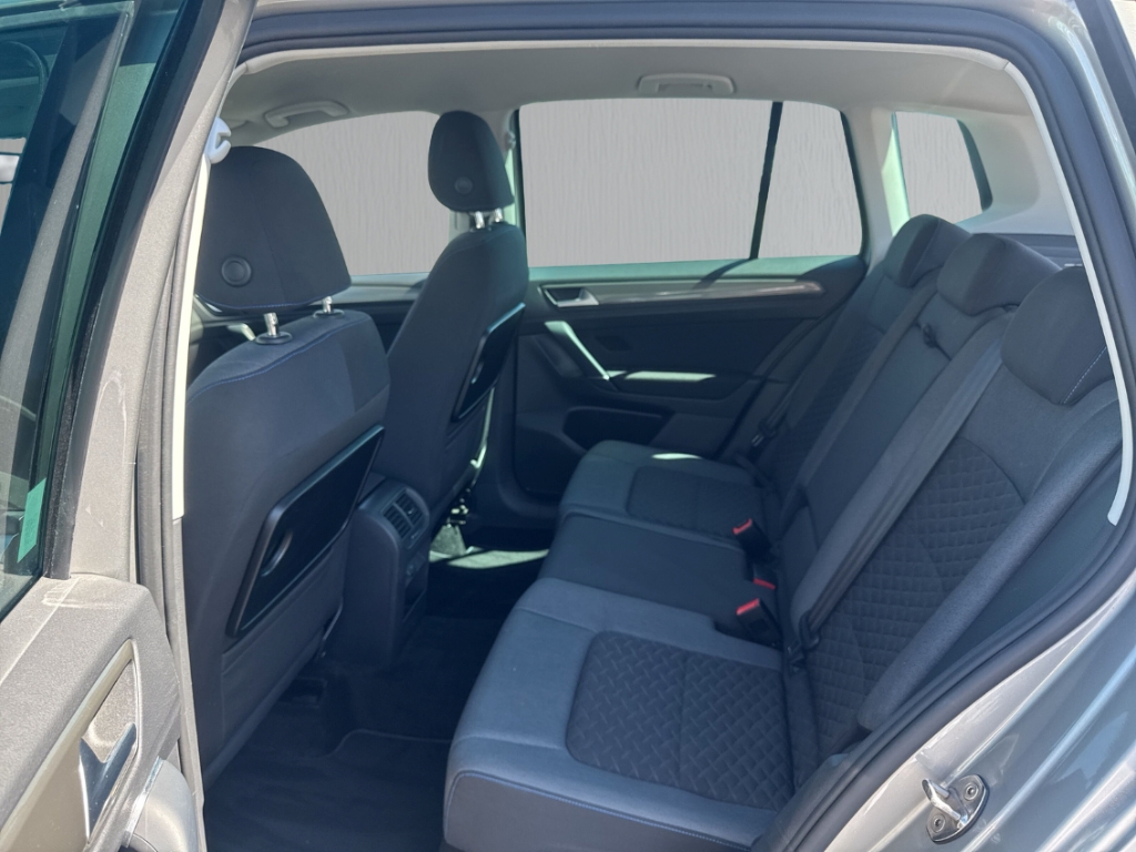 Fahrzeugabbildung Volkswagen Golf Sportsvan Comfortline Temp PDCv+h SHZ Color BT