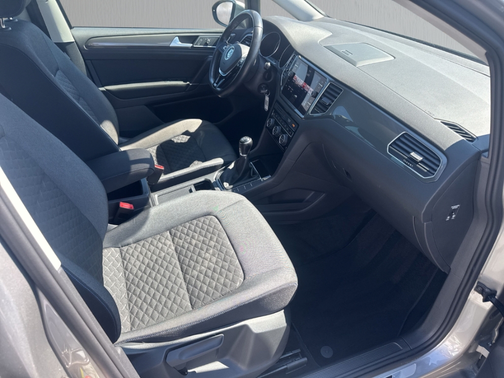 Fahrzeugabbildung Volkswagen Golf Sportsvan Comfortline Temp PDCv+h SHZ Color BT