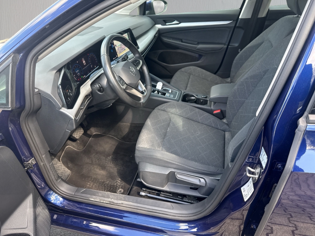 Fahrzeugabbildung Volkswagen Golf 1.0 eTSI DSG Life LED ACC RKam Keyless Navi PDC