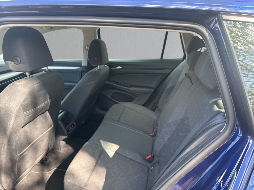 Fahrzeugabbildung Volkswagen Golf 1.0 eTSI DSG Life LED ACC RKam Keyless Navi PDC