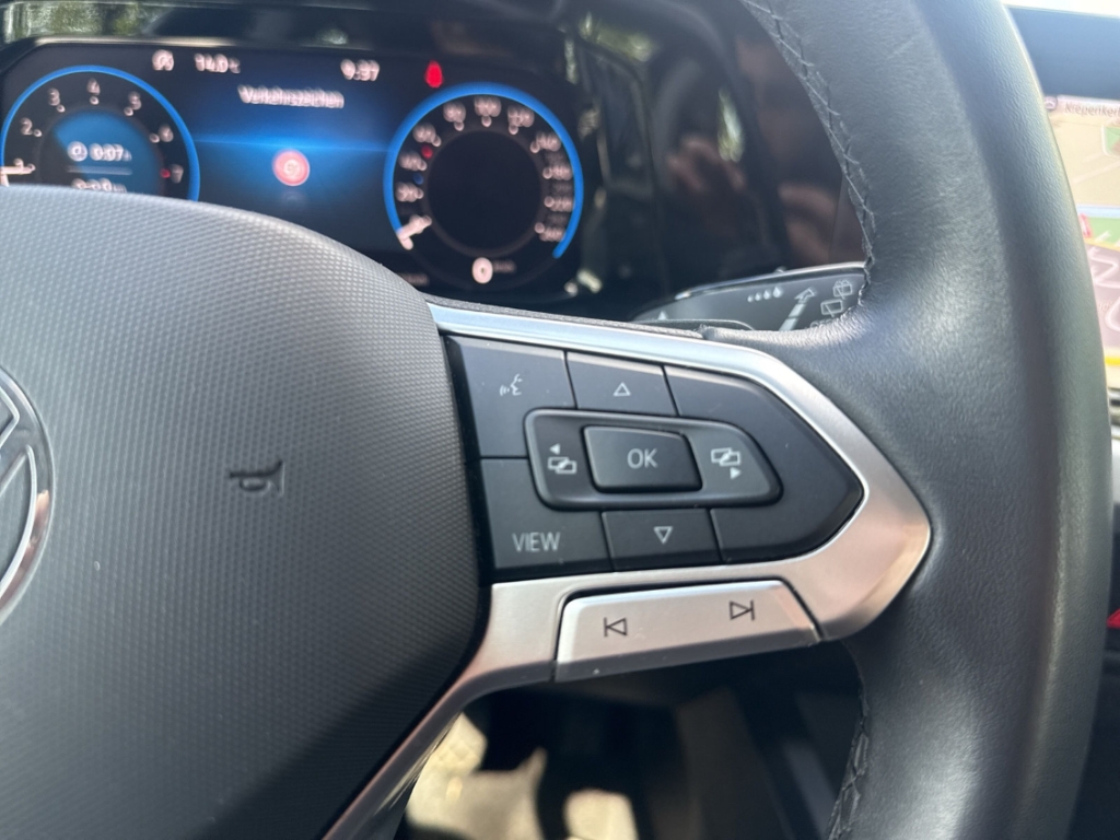 Fahrzeugabbildung Volkswagen Golf 1.0 eTSI DSG Life LED ACC RKam Keyless Navi PDC