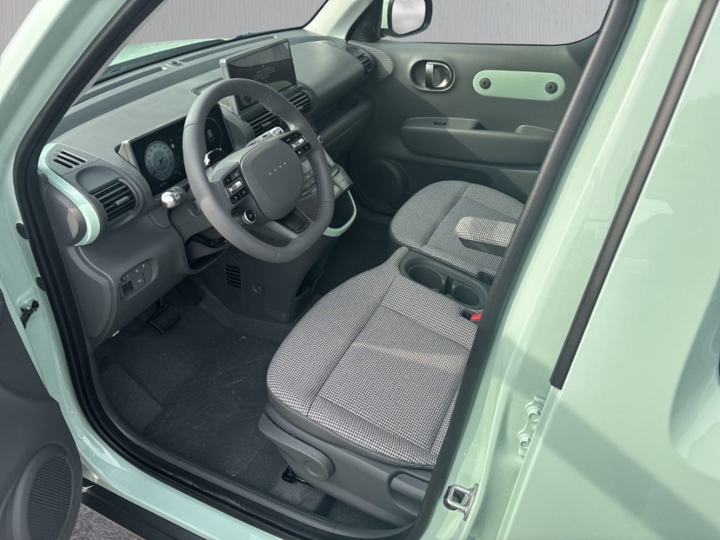 Fahrzeugabbildung Hyundai INSTER EV MY27 49kWh Lounge E-Komf-P. Navi Digitales Cockpit ACC Apple CarPlay