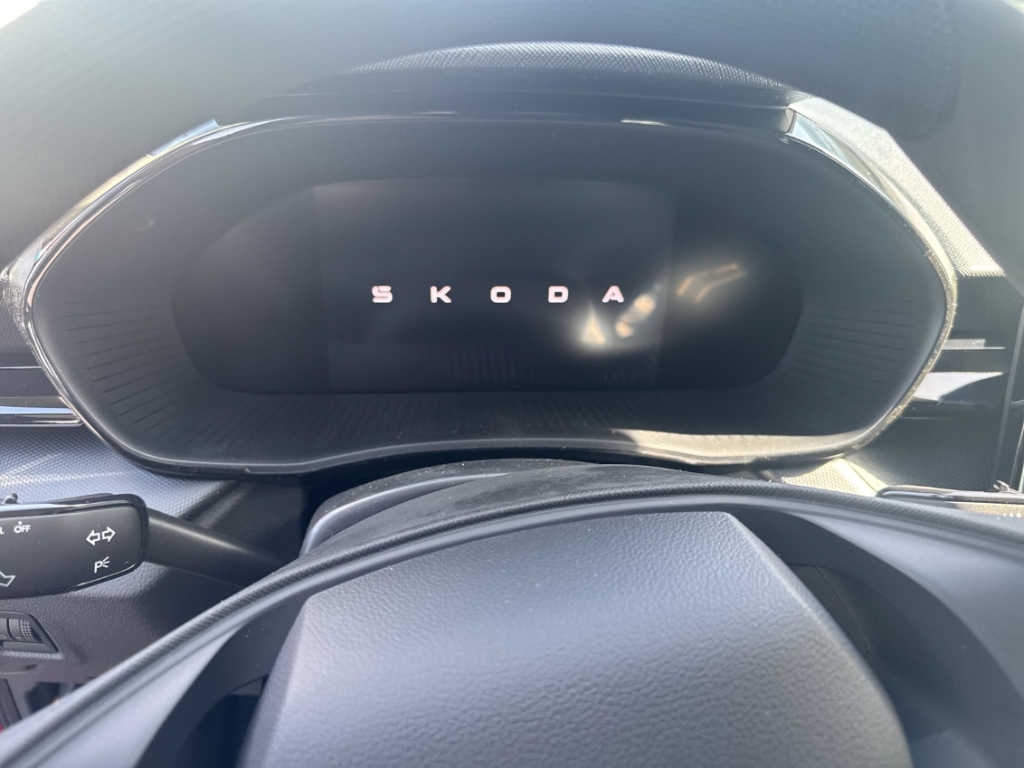 Fahrzeugabbildung SKODA Fabia 1.0 MPI ESSENCE LED Klima PDC SHZ 50l-Tank