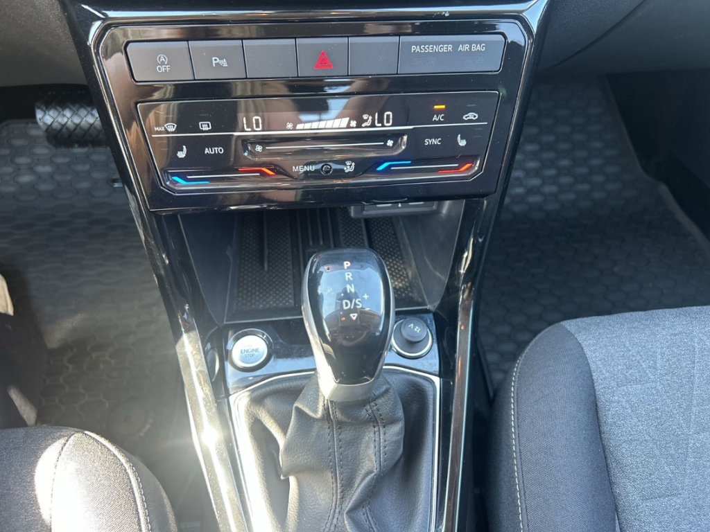Fahrzeugabbildung Volkswagen T-Cross 1.0 TSI DSG Life ACC LED IQ.Drive SHZ RKam AppC