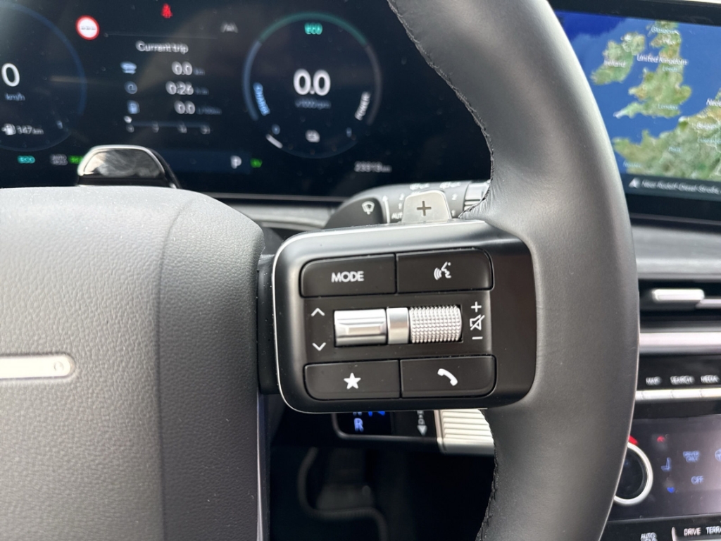 Fahrzeugabbildung Hyundai SANTA FE PHEV MY25 1.6 AT 4WD Signature Komf.P Tech.P AHK 5-Sitz Navi Leder Digi Cockpit