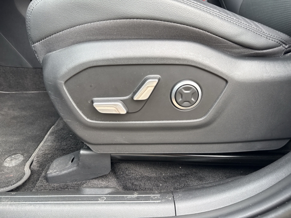 Fahrzeugabbildung Hyundai SANTA FE PHEV MY25 1.6 AT 4WD Signature Komf.P Tech.P AHK 5-Sitz Navi Leder Digi Cockpit