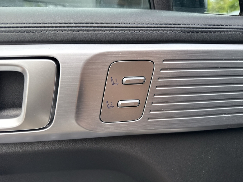 Fahrzeugabbildung Hyundai SANTA FE PHEV MY25 1.6 AT 4WD Signature Komf.P Tech.P AHK 5-Sitz Navi Leder Digi Cockpit