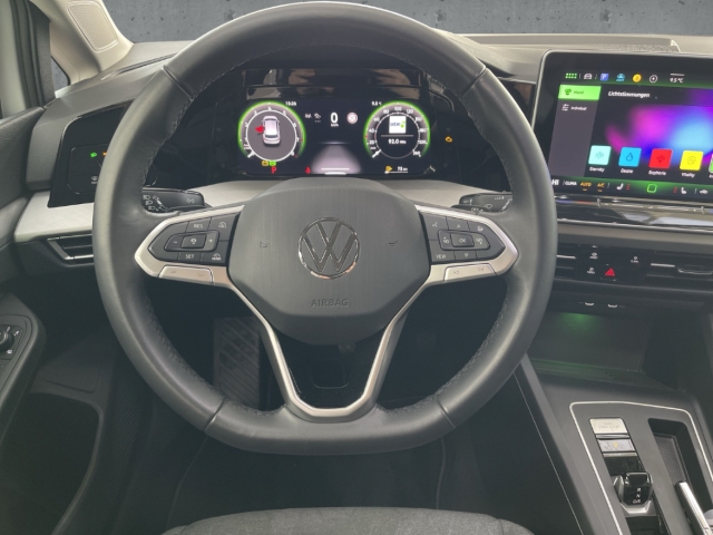 Fahrzeugabbildung Volkswagen Golf 1.5 eTSI DSG Life Klimaauto3Zonen Kam Li+Si