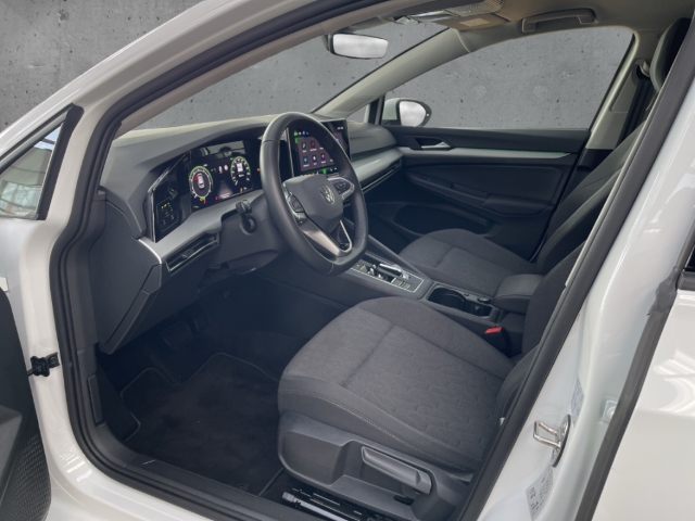 Fahrzeugabbildung Volkswagen Golf 1.5 eTSI DSG Life Klimaauto3Zonen Kam Li+Si