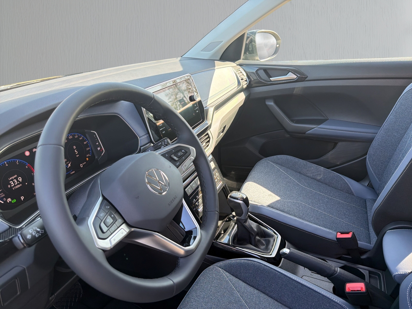 Fahrzeugabbildung Volkswagen T-Cross 1.0 TSI DSG Life LED IQ Drive SHZ RKam CarPlay