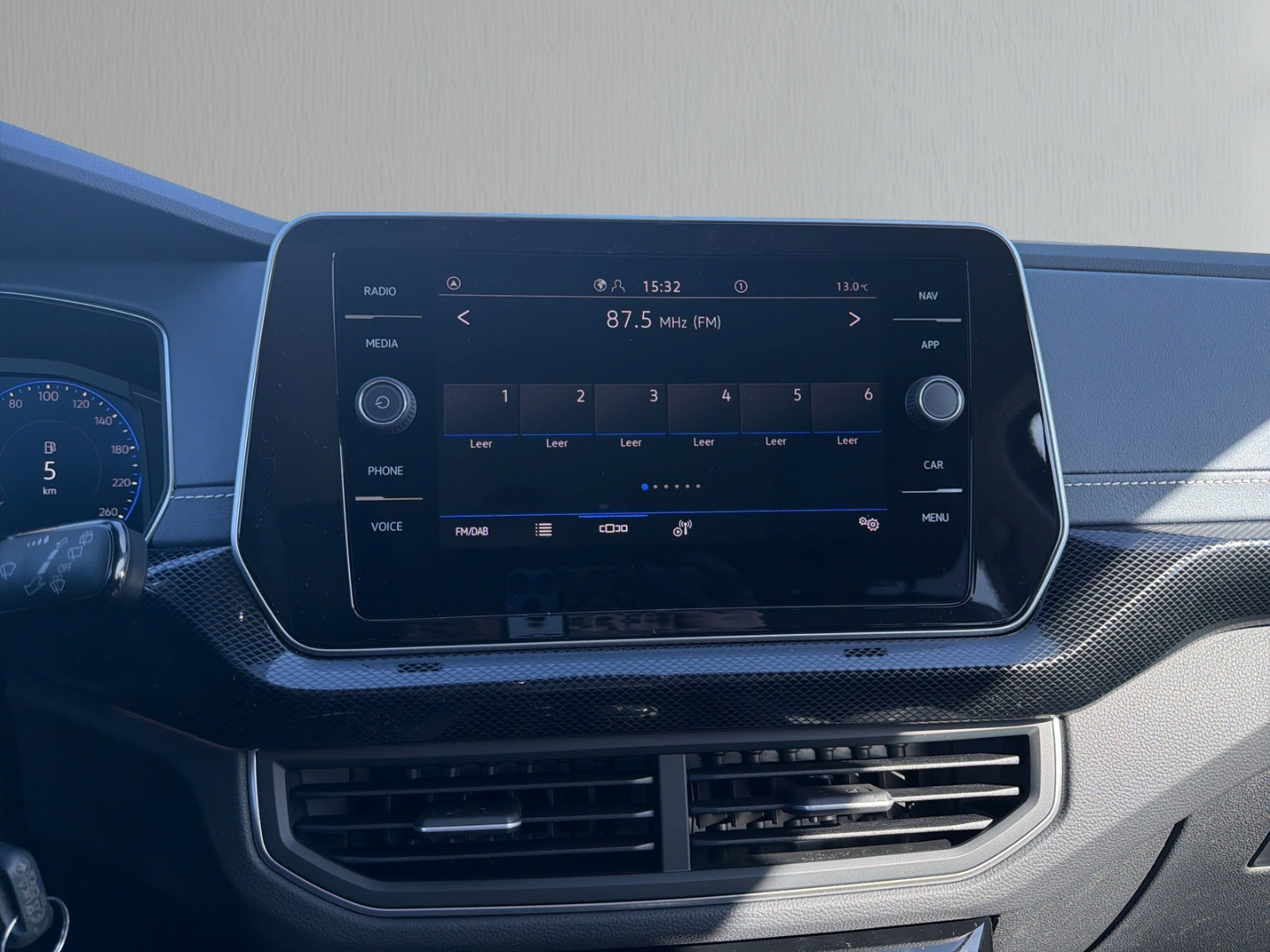 Fahrzeugabbildung Volkswagen T-Cross 1.0 TSI DSG Life LED IQ Drive SHZ RKam CarPlay