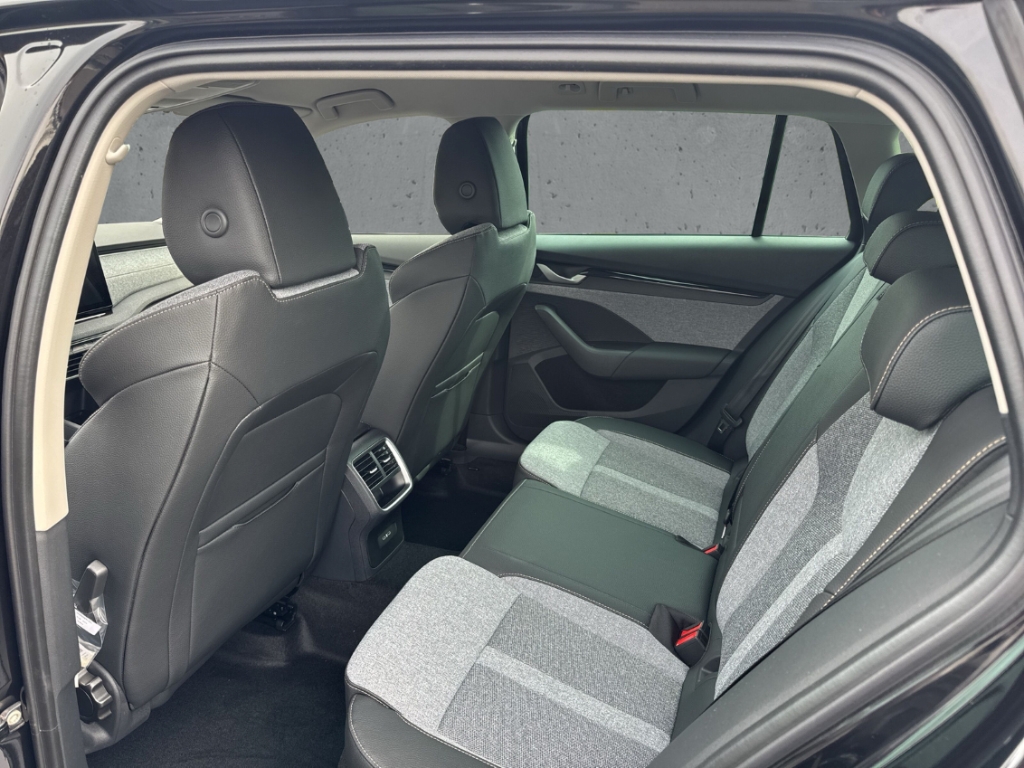 Fahrzeugabbildung SKODA Octavia Combi 2.0 TDI DSG SELECTION LED Navi AHK