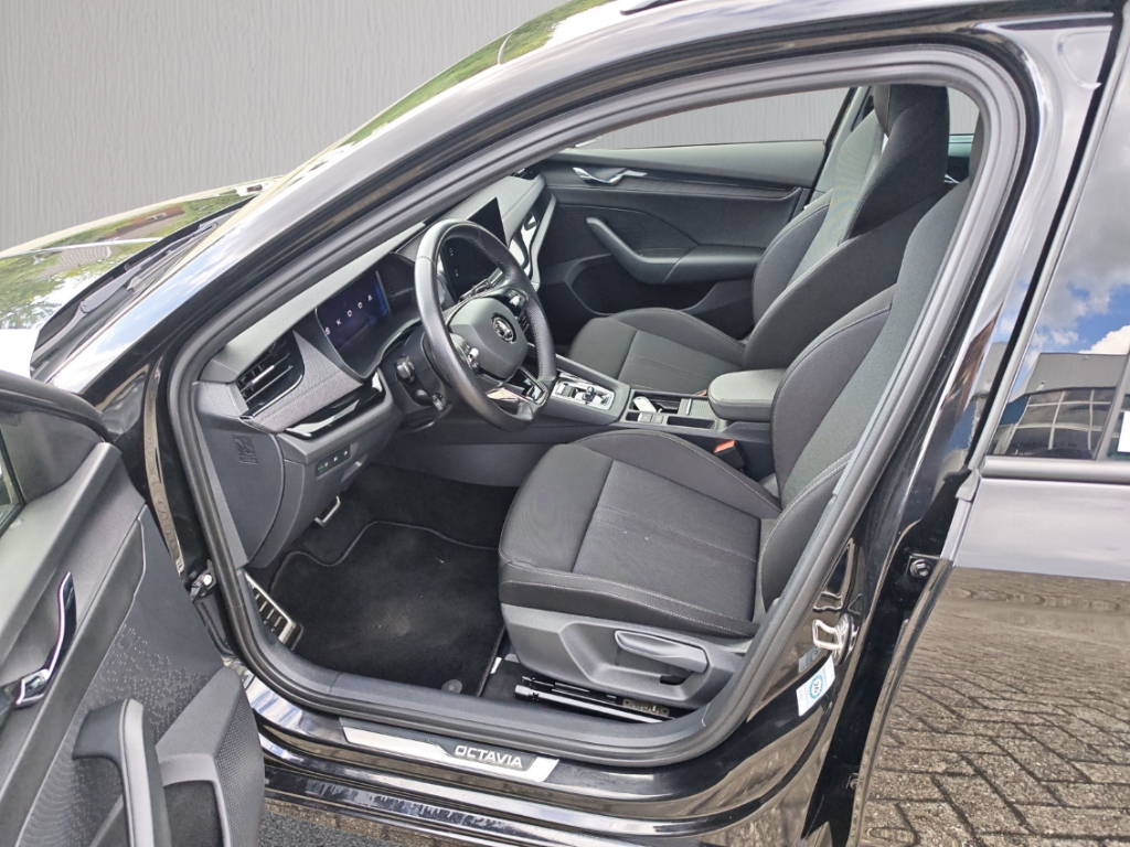 Fahrzeugabbildung SKODA Octavia Sportline Combi Style 1.5 eTSI SHZ LED
