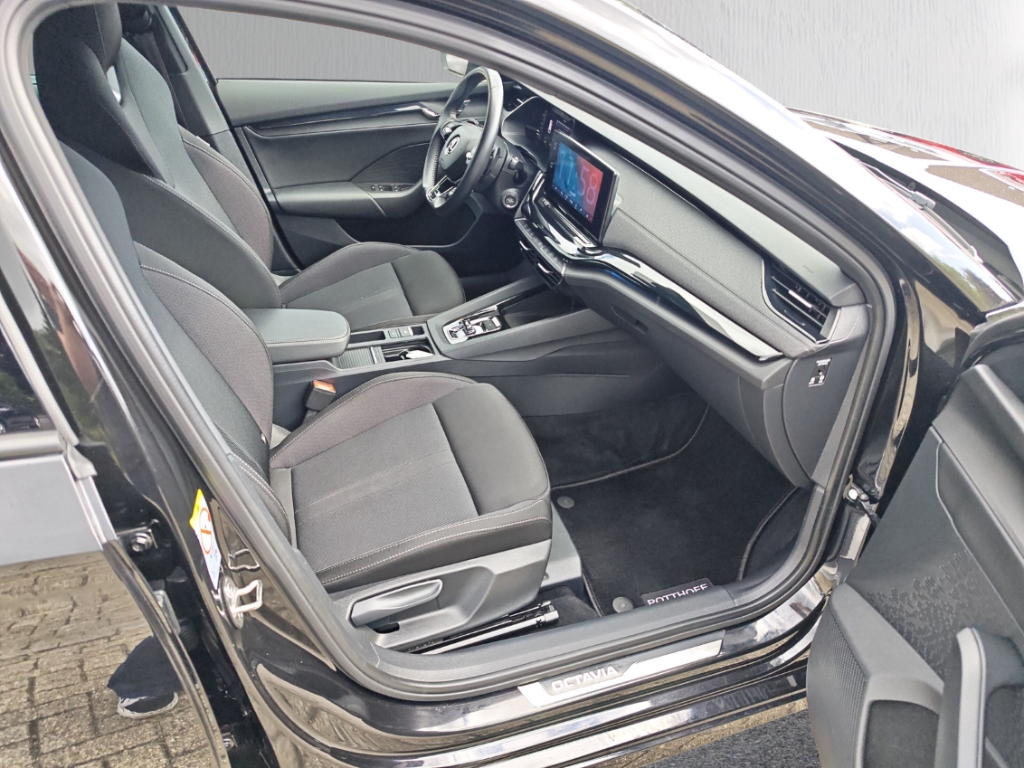 Fahrzeugabbildung SKODA Octavia Sportline Combi Style 1.5 eTSI SHZ LED