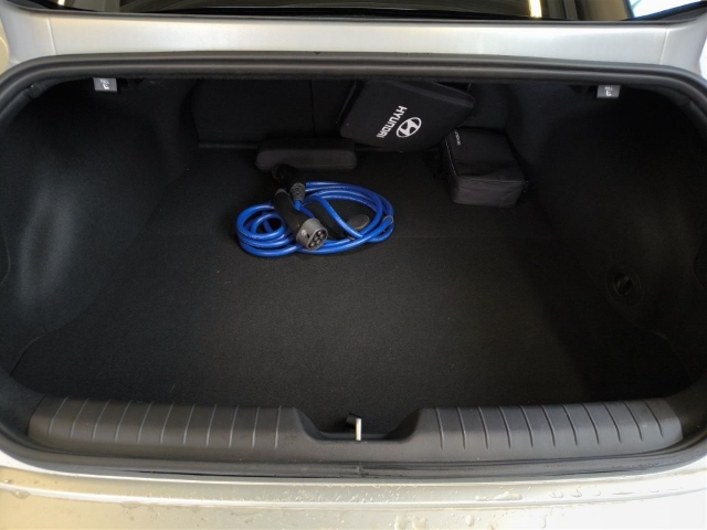 Fahrzeugabbildung Hyundai IONIQ 6 77,4kWh 4WD UNIQ Schiebedach HUD Navi Digitales Cockpit Memory Sitze Soundsystem