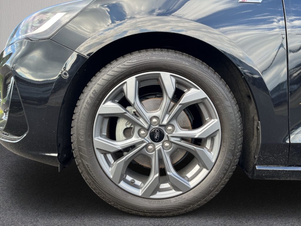 Fahrzeugabbildung Ford Focus Turnier 1.0 ST Line X AHK HUD ACC SHZ LHZ