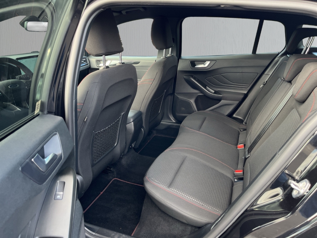 Fahrzeugabbildung Ford Focus Turnier 1.0 ST Line X AHK HUD ACC SHZ LHZ