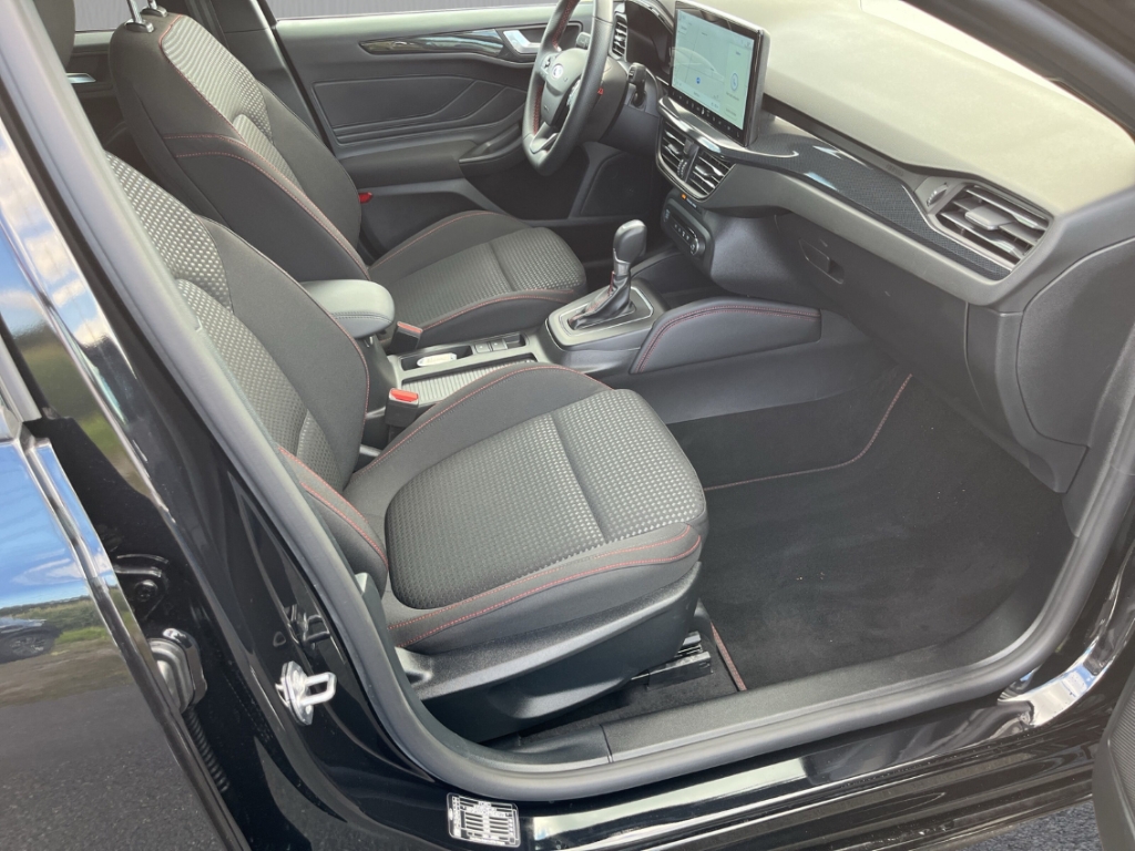 Fahrzeugabbildung Ford Focus Turnier 1.0 ST Line X AHK HUD ACC SHZ LHZ