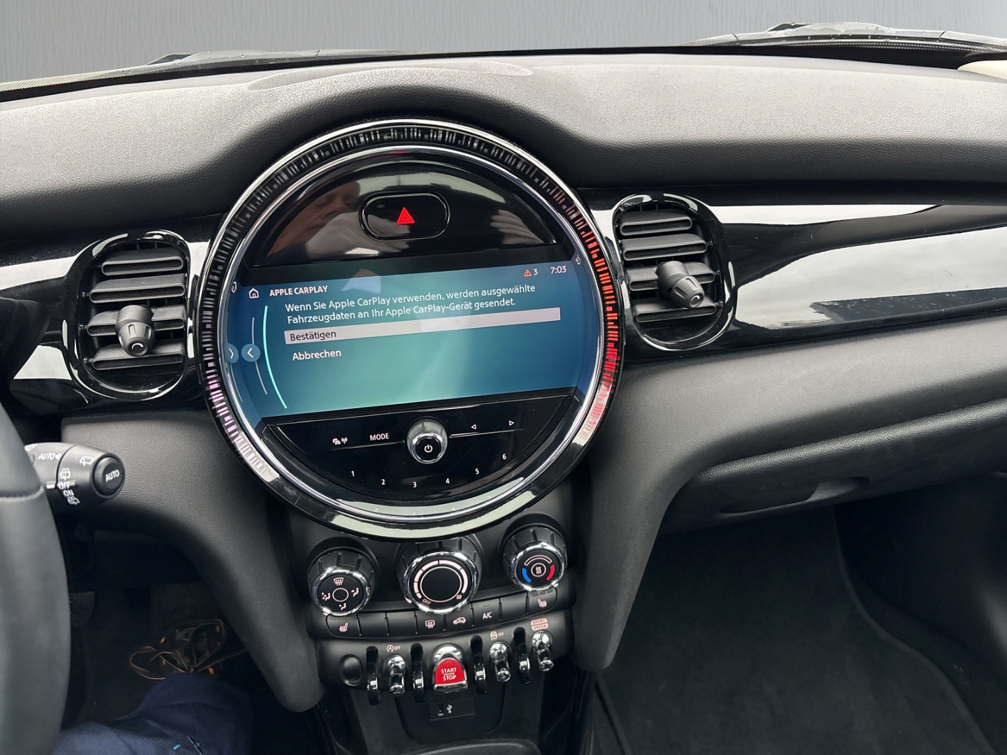 Fahrzeugabbildung MINI Cooper Classic Trim PANO LED SHZ Teilleder LM 17
