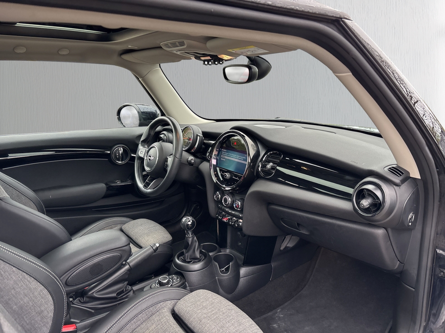 Fahrzeugabbildung MINI Cooper Classic Trim PANO LED SHZ Teilleder LM 17