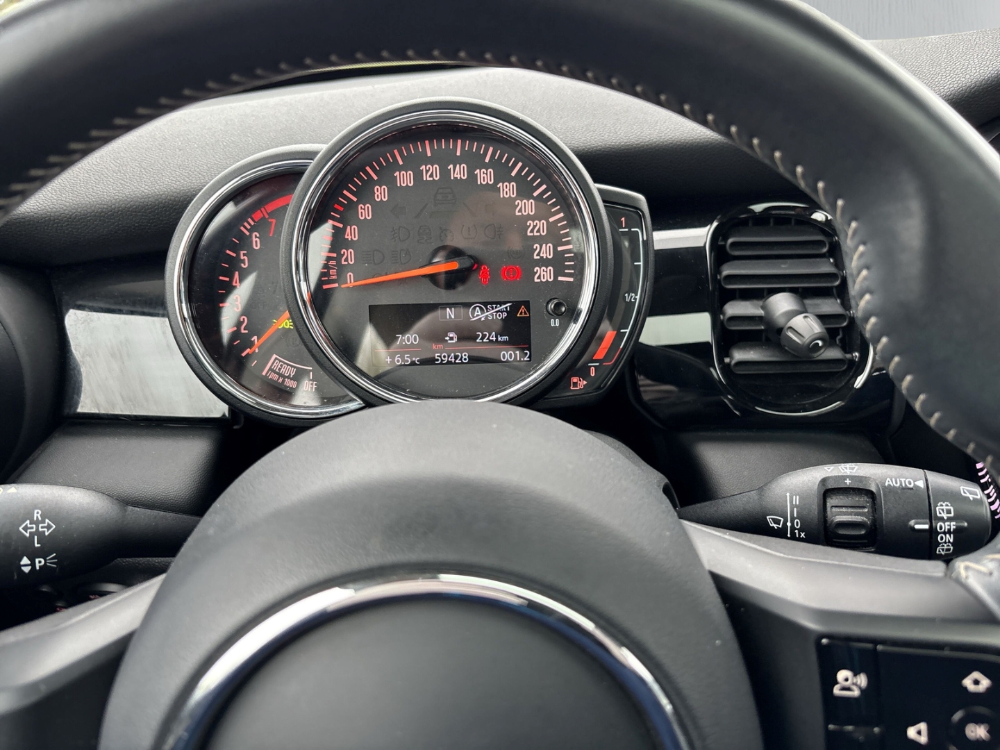 Fahrzeugabbildung MINI Cooper Classic Trim PANO LED SHZ Teilleder LM 17