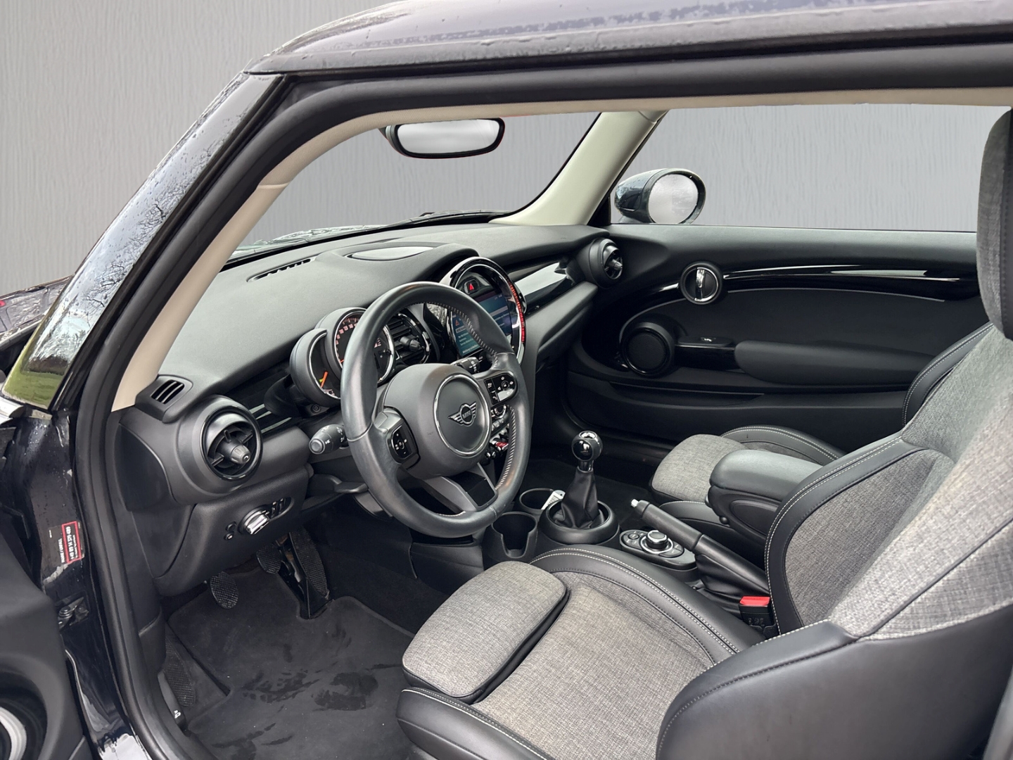 Fahrzeugabbildung MINI Cooper Classic Trim PANO LED SHZ Teilleder LM 17