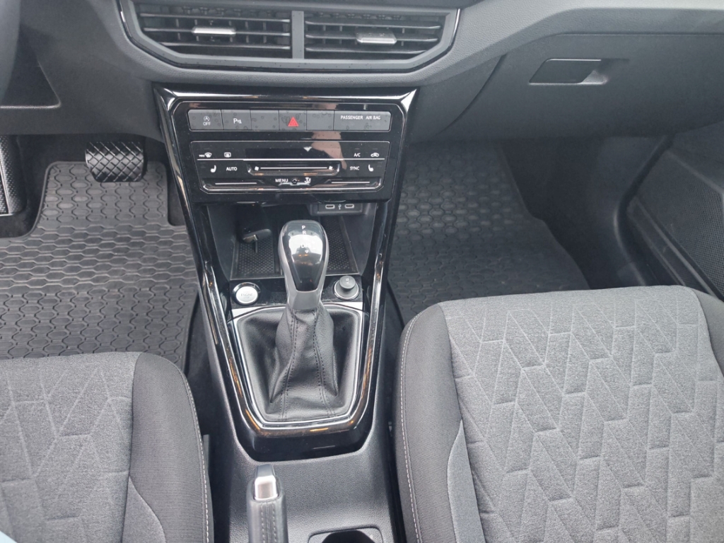 Fahrzeugabbildung Volkswagen T-Cross 1.0 TSI DSG Life ACC LED IQ.Drive SHZ RKam