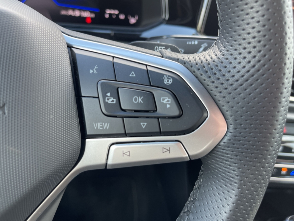 Fahrzeugabbildung Volkswagen T-Roc 1.5 DSG R-Line LED Navi AHK Kamera Keyless