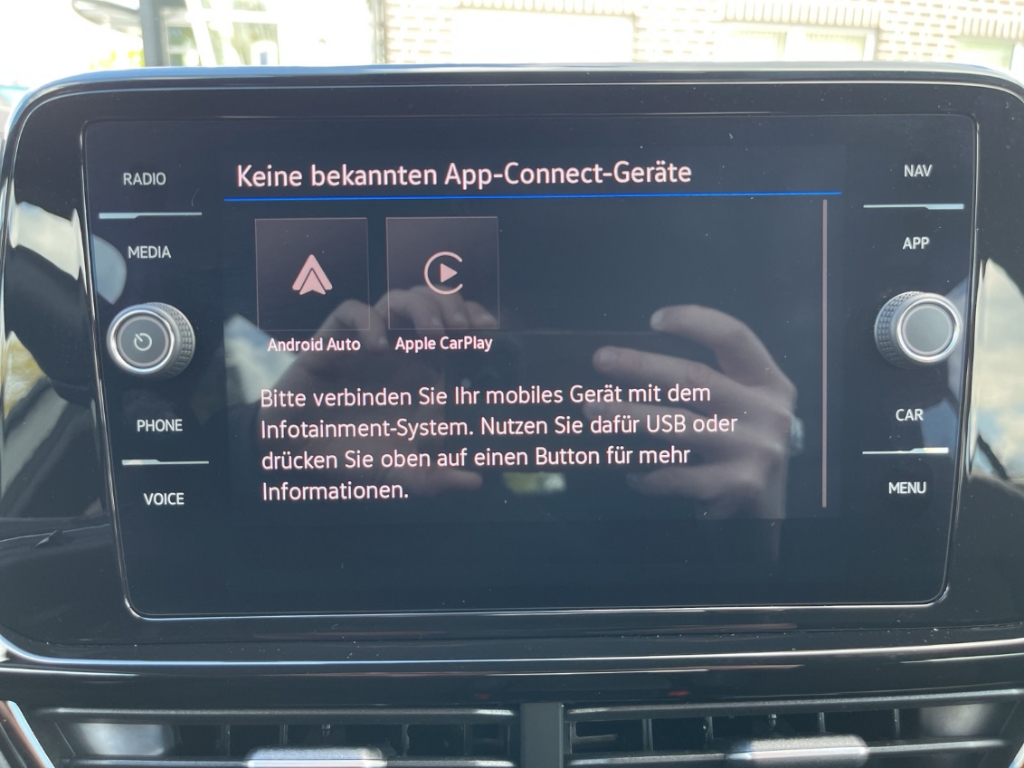 Fahrzeugabbildung Volkswagen T-Roc 1.5 DSG R-Line LED Navi AHK Kamera Keyless