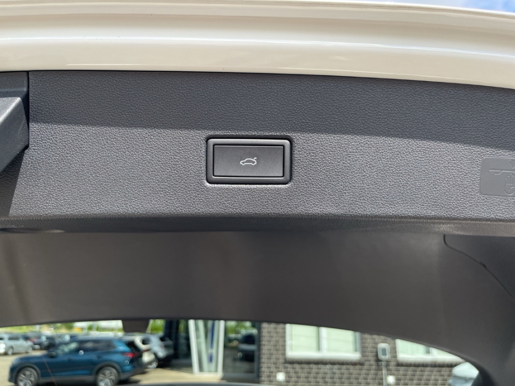 Fahrzeugabbildung Volkswagen T-Roc 1.5 DSG R-Line LED Navi AHK Kamera Keyless