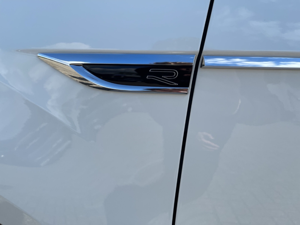 Fahrzeugabbildung Volkswagen T-Roc 1.5 DSG R-Line LED Navi AHK Kamera Keyless