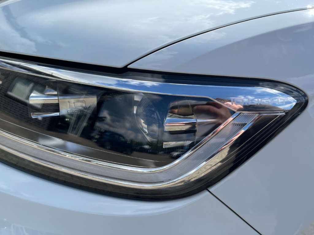 Fahrzeugabbildung Volkswagen T-Roc 1.5 DSG R-Line LED Navi AHK Kamera Keyless