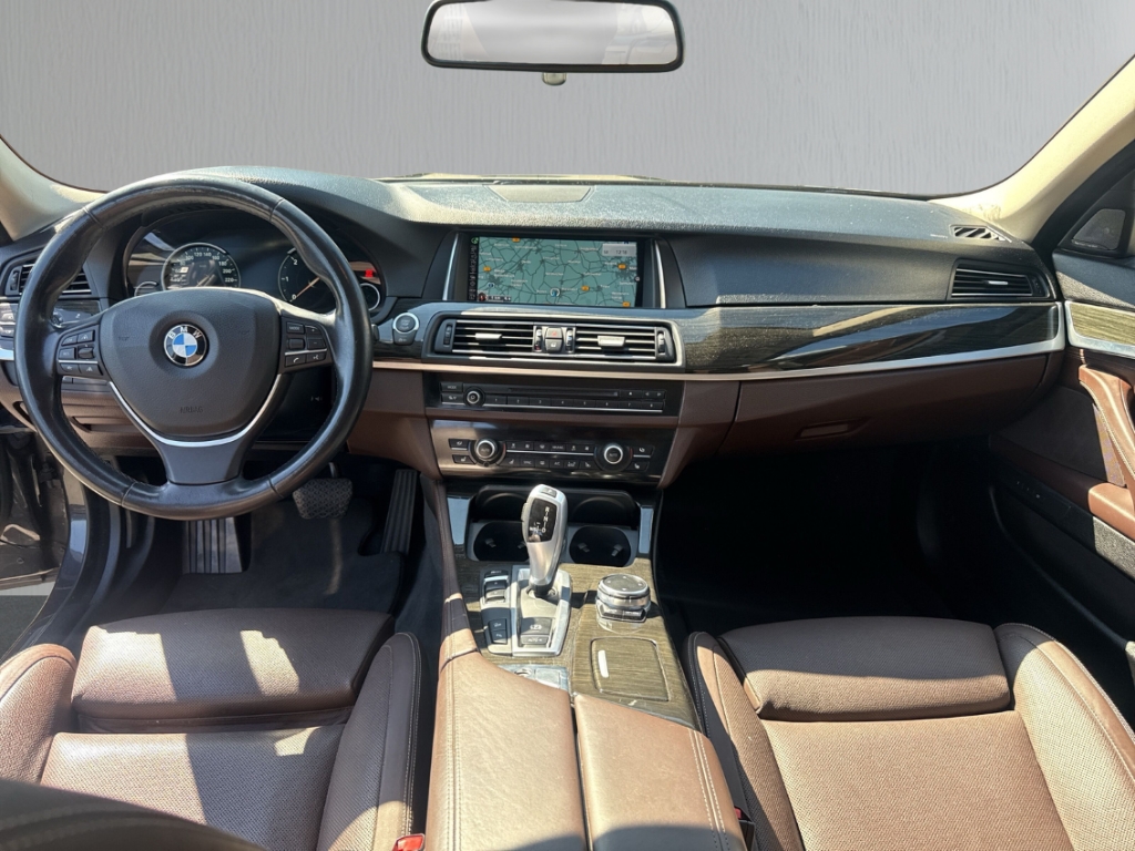 Fahrzeugabbildung BMW 530 d touring xDrive HUD StandHZG El. Panodach Navi Leder