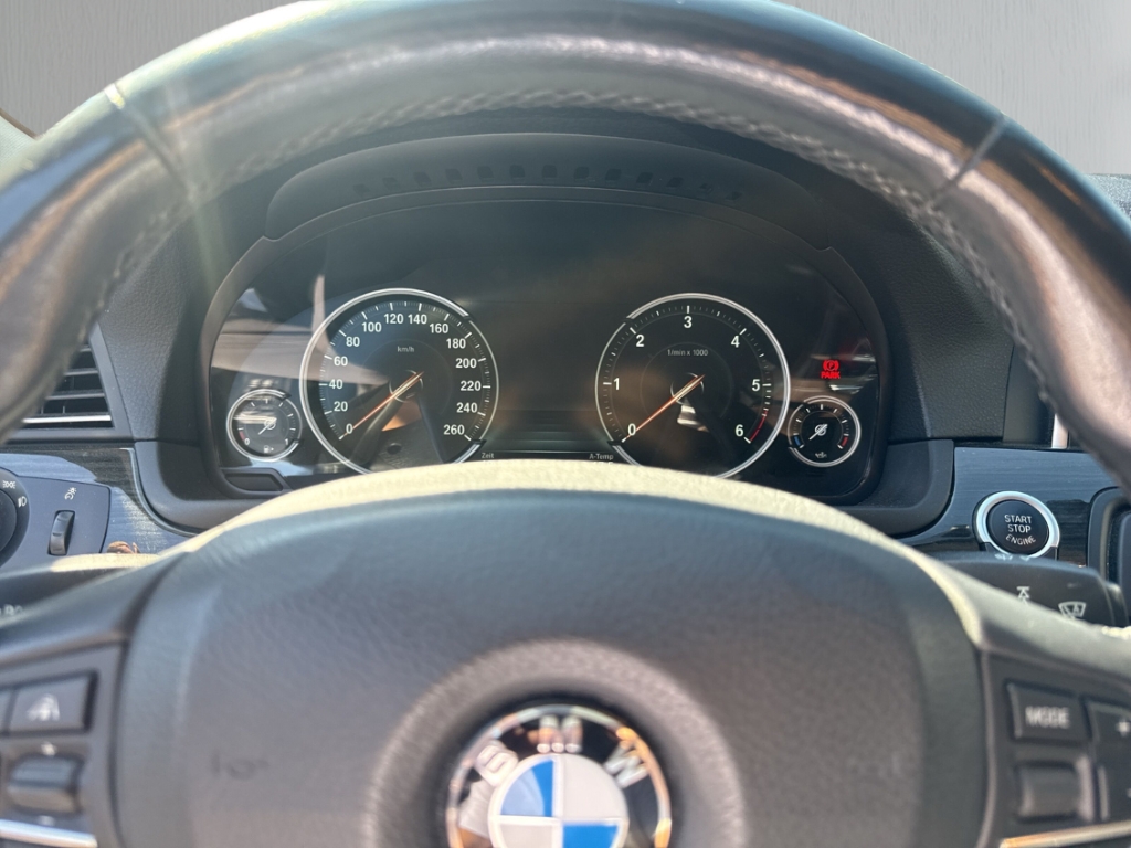 Fahrzeugabbildung BMW 530 d touring xDrive HUD StandHZG El. Panodach Navi Leder