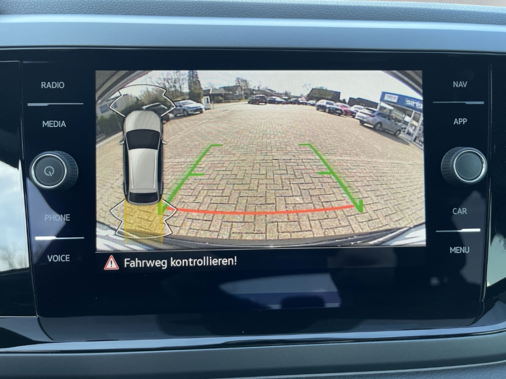 Fahrzeugabbildung Volkswagen Taigo 1.5 TSI DSG R-Line AHK IQ.Light NAV ACC SHZ