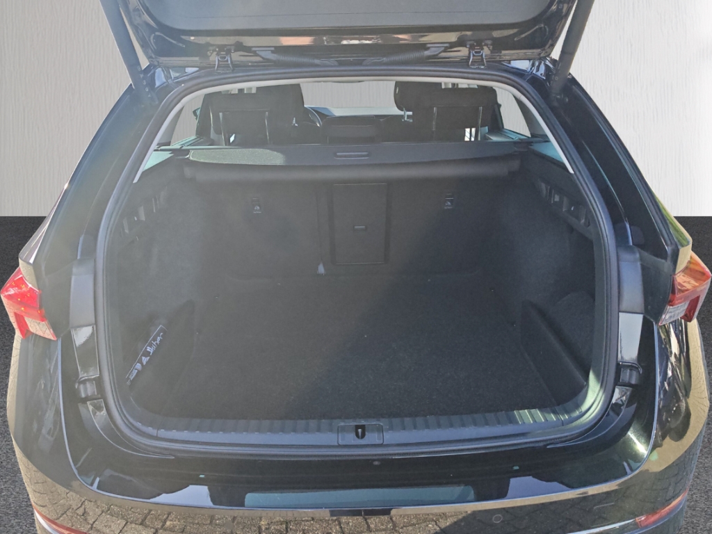 Fahrzeugabbildung SKODA Octavia Combi TDI DSG Style AHK LED PDC SHZ Navi