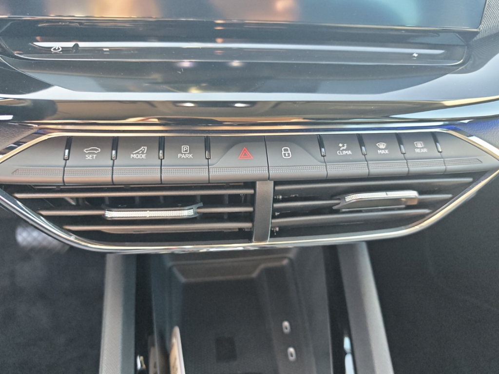 Fahrzeugabbildung SKODA Octavia Combi TDI DSG Style AHK LED PDC SHZ Navi