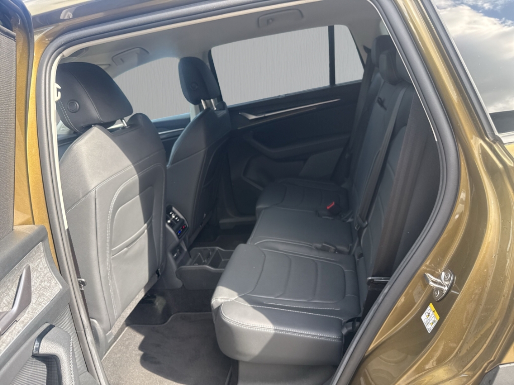 Fahrzeugabbildung SKODA Kodiaq 1.5 TSI iV 150 kW Selection IV PLUG-IN ACC SHZ Leder AHK Kamera CarPlay PDC v+h