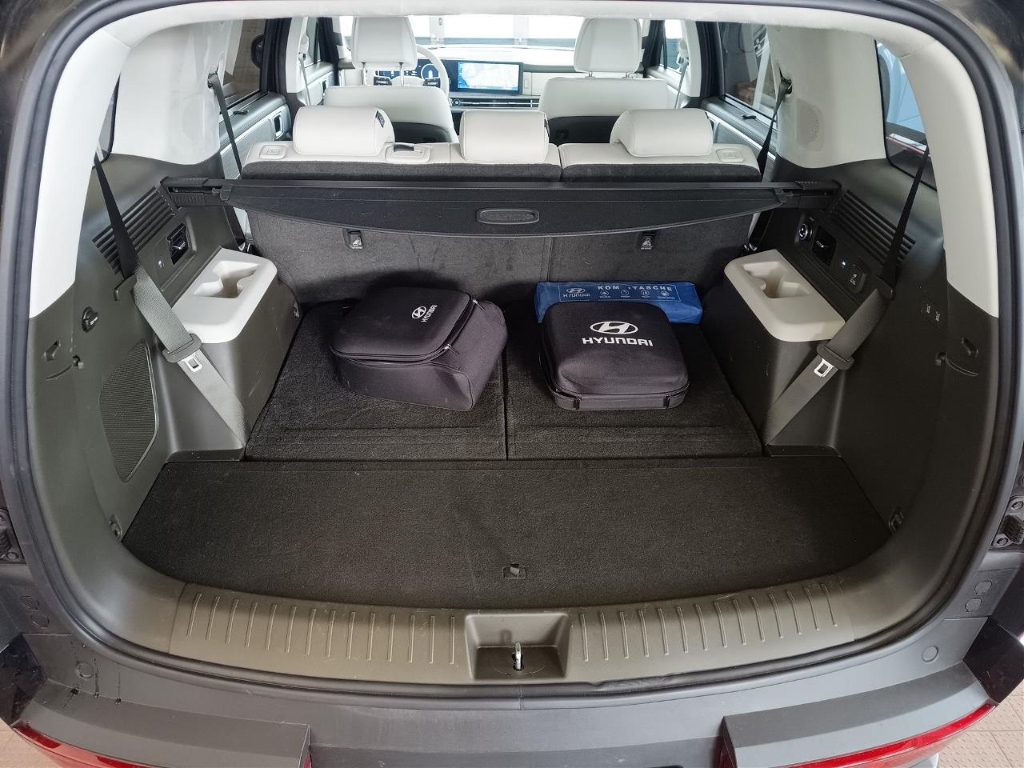 Fahrzeugabbildung Hyundai SANTA FE PHEV MY25 1.6 AT 4WD Signature Tech Dig-Key 7-Sitz Navi Leder Digitales Cockpit