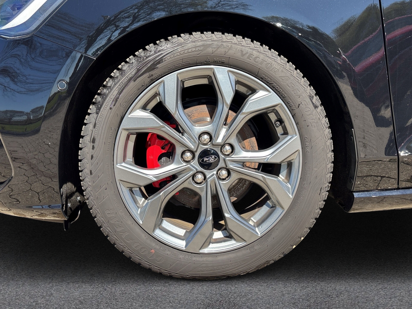 Fahrzeugabbildung Ford Focus Turn. 1.5 ST-Line X Auto. Pano HeadUp
