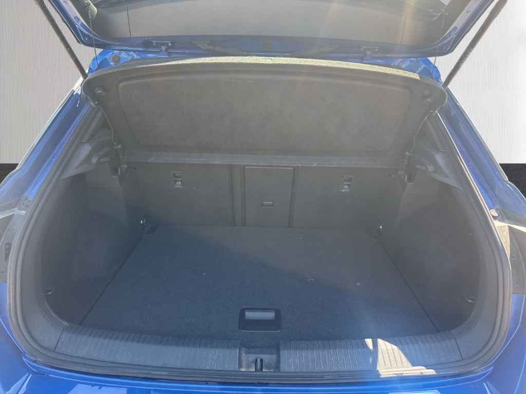 Fahrzeugabbildung Volkswagen T-Roc 1.5 TSI Sport LED PDC SHZ DigiCock LightAs Sport ACC Apple CarPlay Android Auto