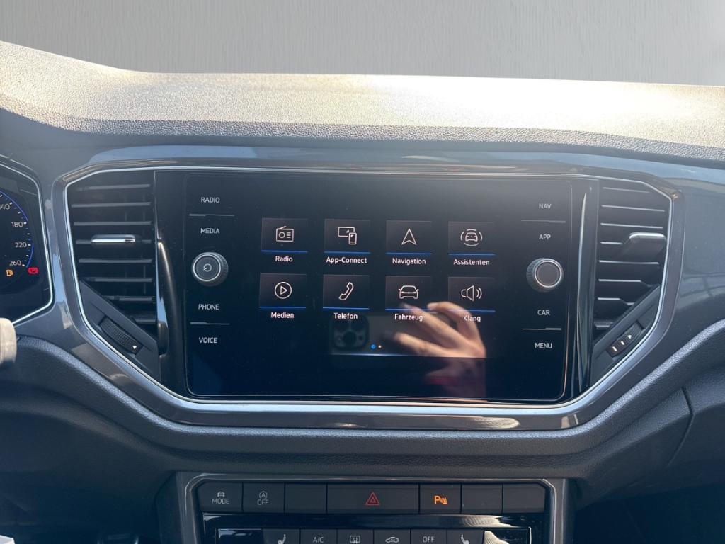 Fahrzeugabbildung Volkswagen T-Roc 1.5 TSI Sport LED PDC SHZ DigiCock LightAs Sport ACC Apple CarPlay Android Auto