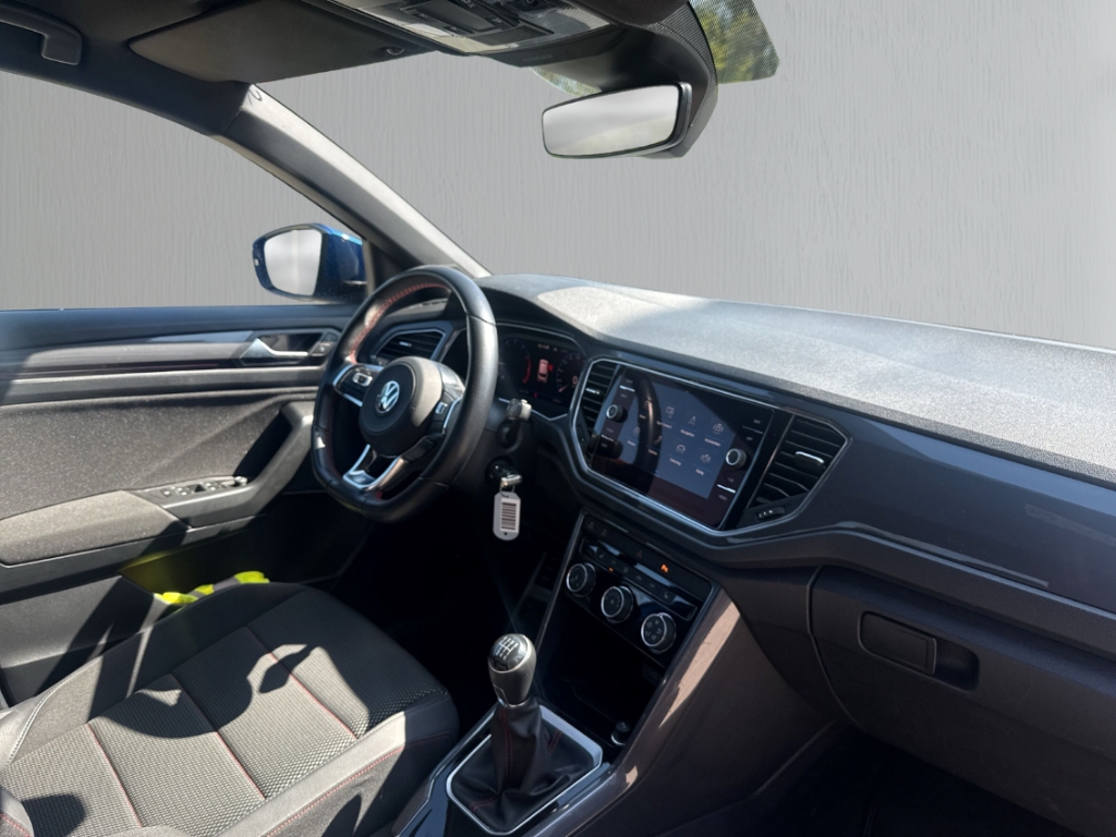 Fahrzeugabbildung Volkswagen T-Roc 1.5 TSI Sport LED PDC SHZ DigiCock LightAs Sport ACC Apple CarPlay Android Auto