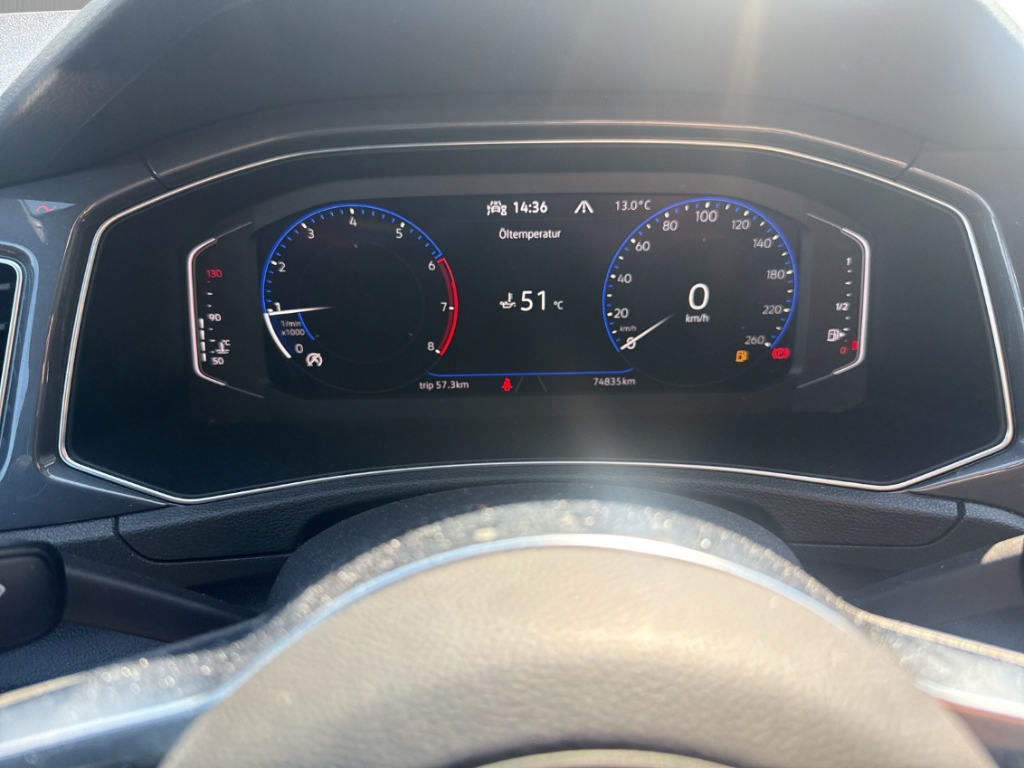 Fahrzeugabbildung Volkswagen T-Roc 1.5 TSI Sport LED PDC SHZ DigiCock LightAs Sport ACC Apple CarPlay Android Auto