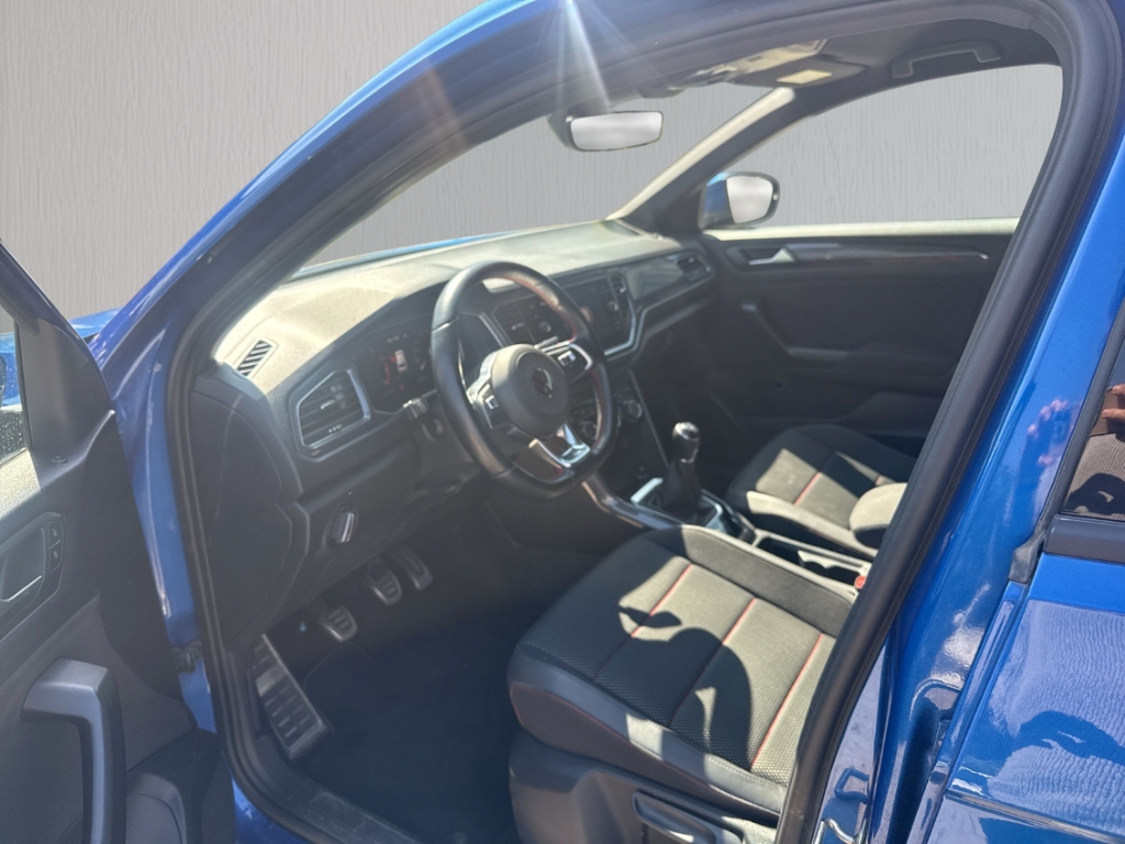 Fahrzeugabbildung Volkswagen T-Roc 1.5 TSI Sport LED PDC SHZ DigiCock LightAs Sport ACC Apple CarPlay Android Auto